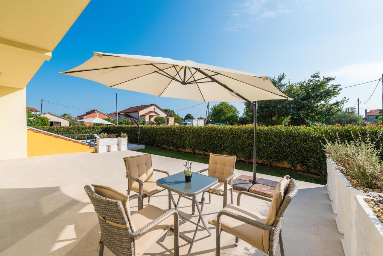 Villa Petra S Bazenom, Rostiljem I Parkingom Zadar Exterior photo