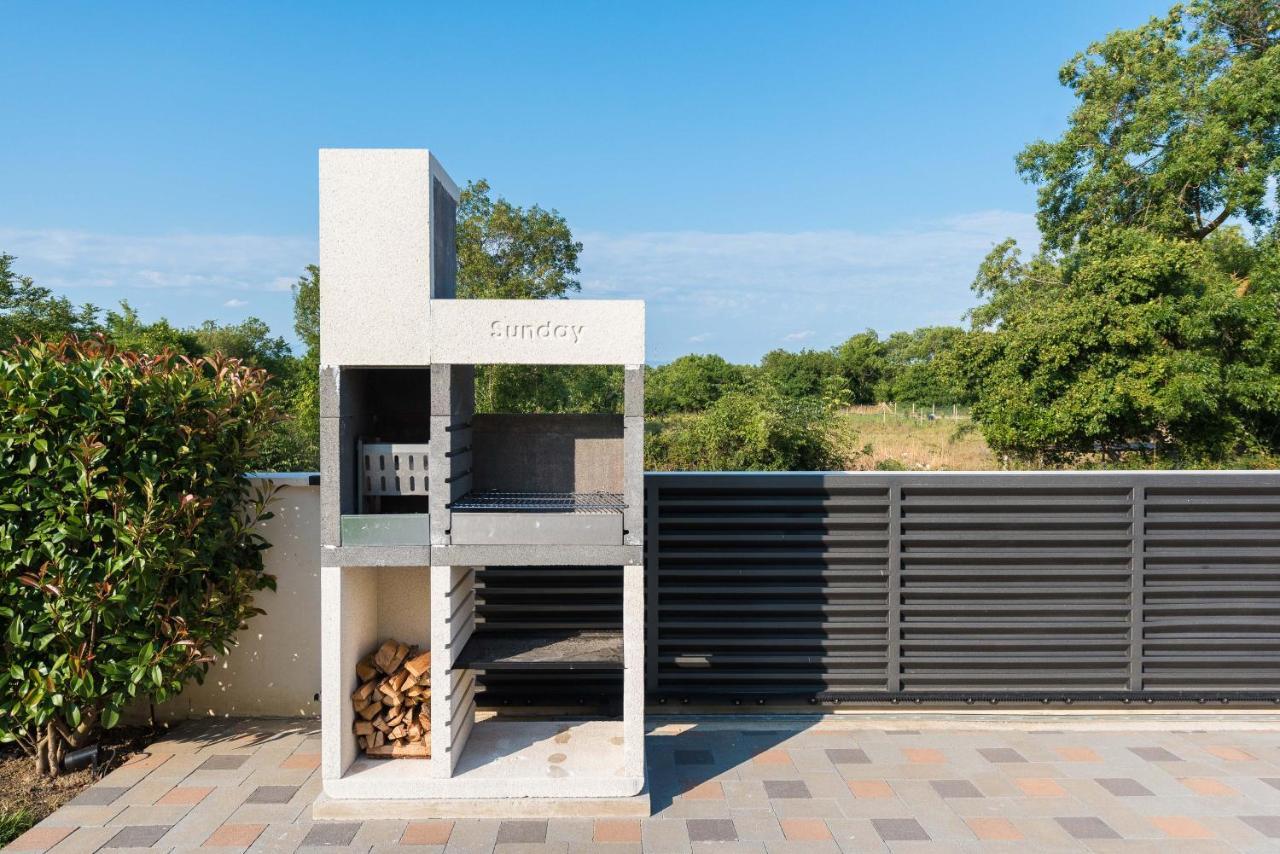 Villa Petra S Bazenom, Rostiljem I Parkingom Zadar Exterior photo